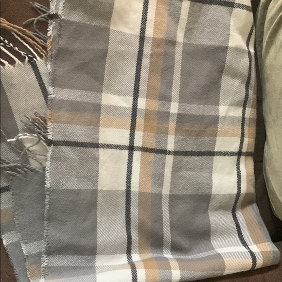 Very soft stylish large wrap scarf 🧣 - Picture 1 of 2